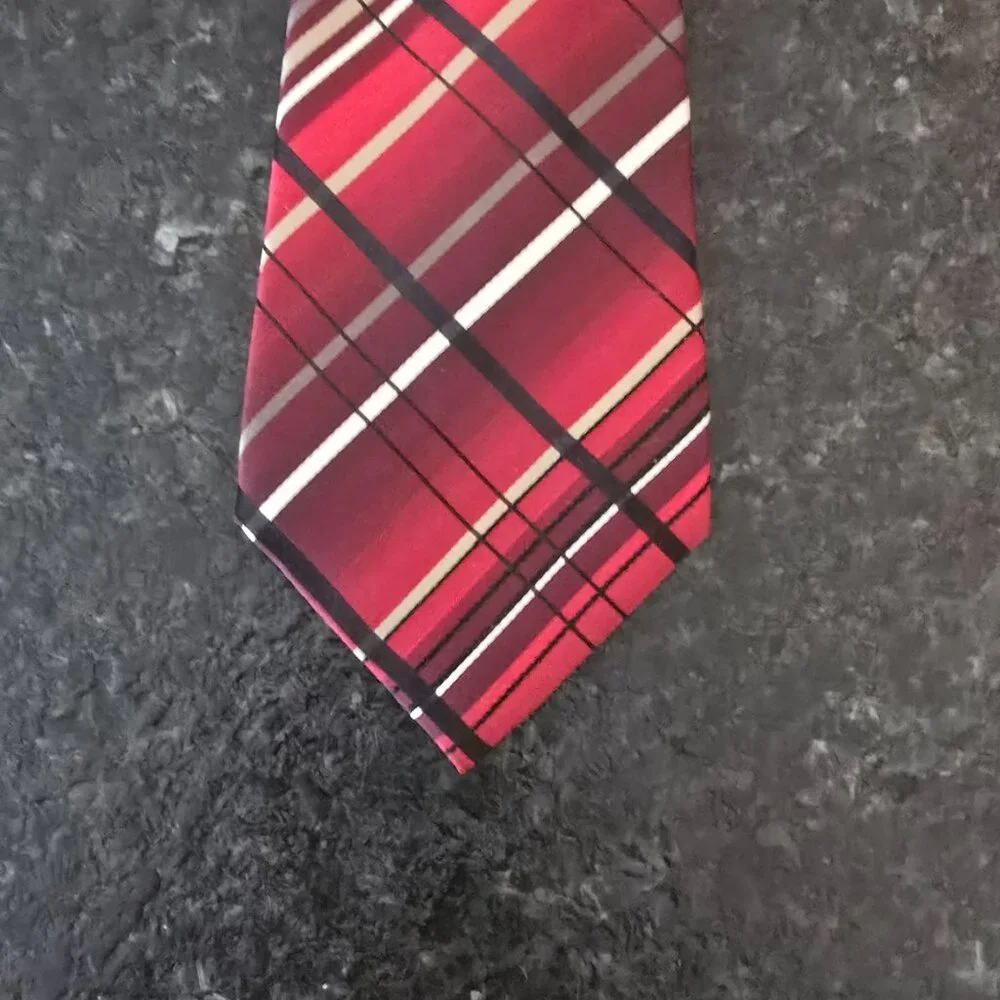 VanHeusen Tie: 100% Silk